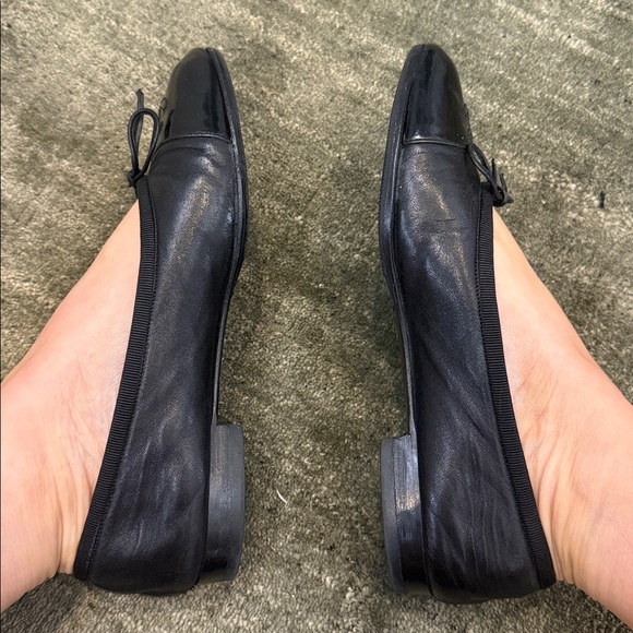 CHANEL Black Lambskin Ballet Flats with Patent Toe and CC Medallion - Picture 3 of 10